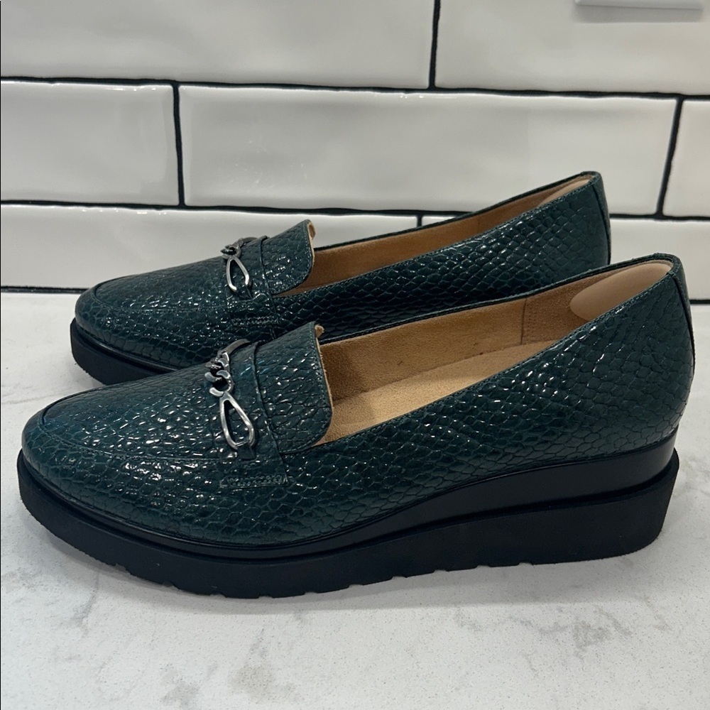 Naturalizer September Loafers with Chain Accent Crocodile Embossed Green 10 - Picture 16 of 16